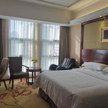 Vienna Hotel Chaozhou Plaza Bagian luar foto