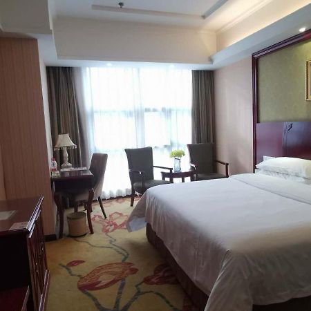 Vienna Hotel Chaozhou Plaza Bagian luar foto