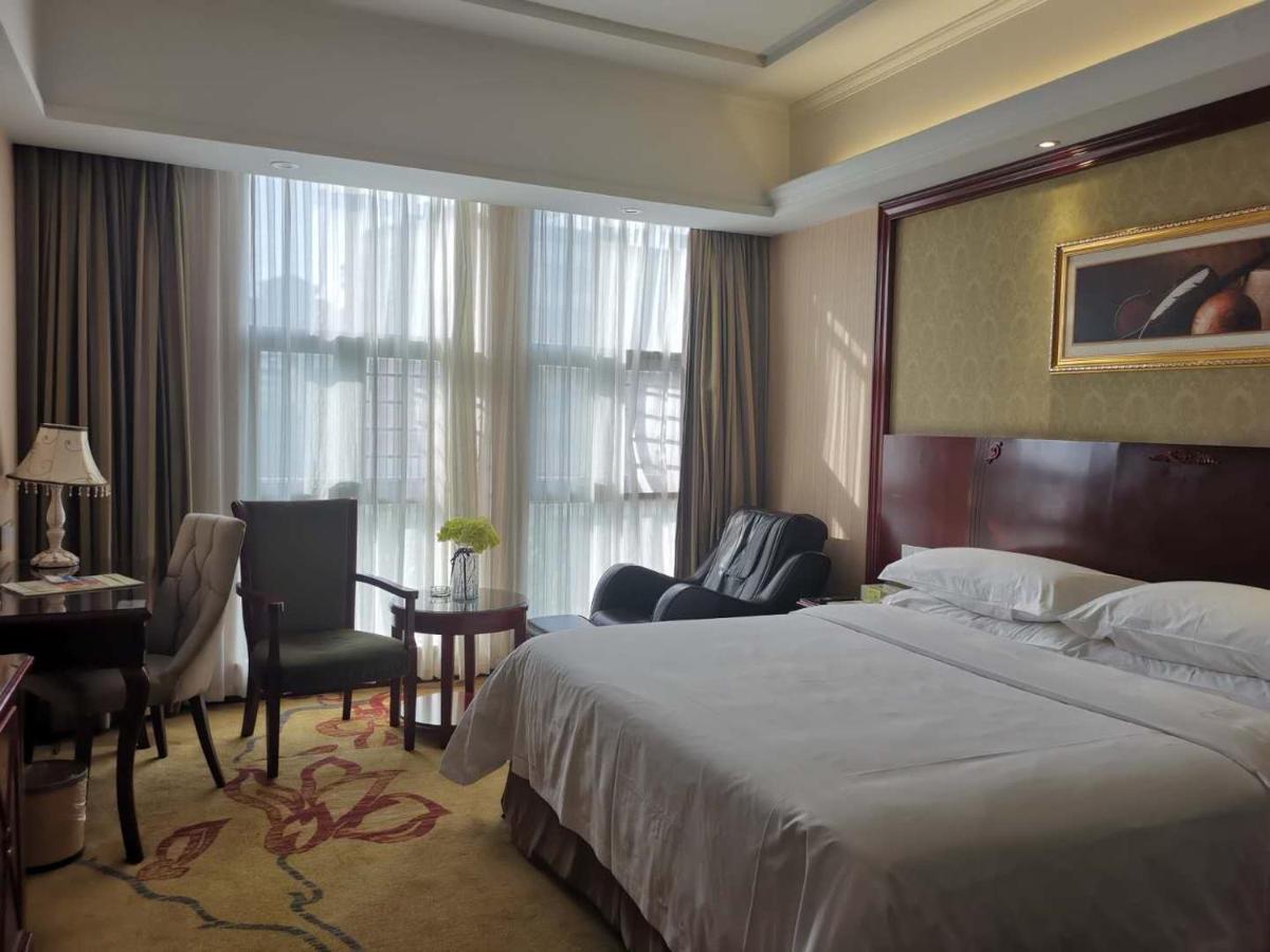 Vienna Hotel Chaozhou Plaza Bagian luar foto