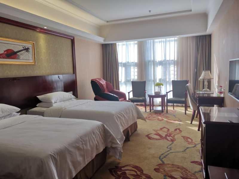 Vienna Hotel Chaozhou Plaza Bagian luar foto