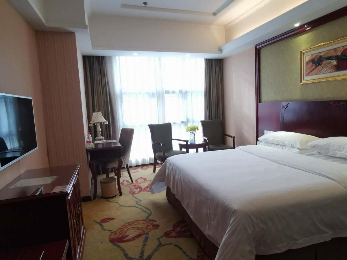 Vienna Hotel Chaozhou Plaza Bagian luar foto